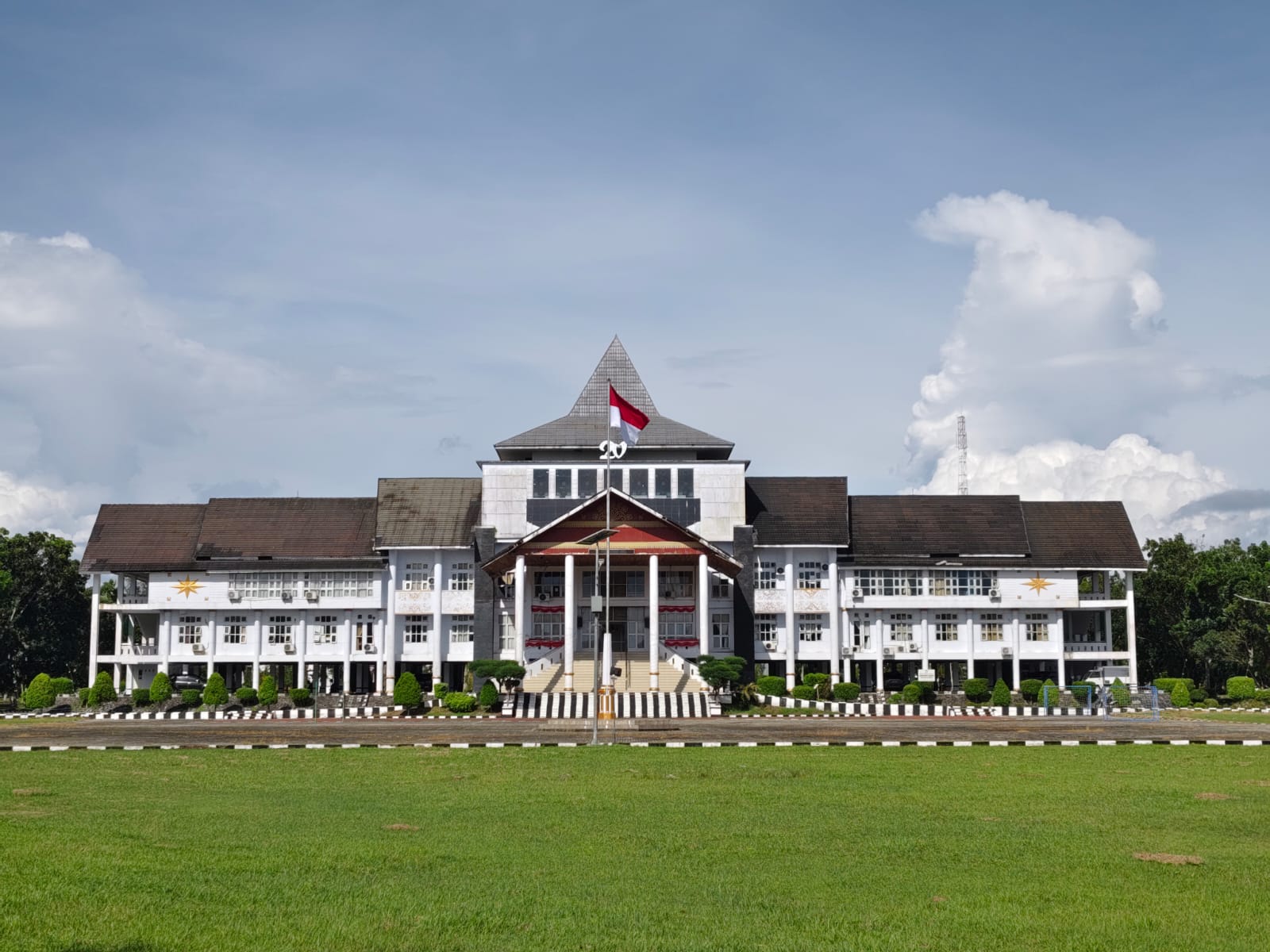 Dinas PUPR Mukomuko Lakukan Pemasangan Merek Kantor Bupati Mukomuko